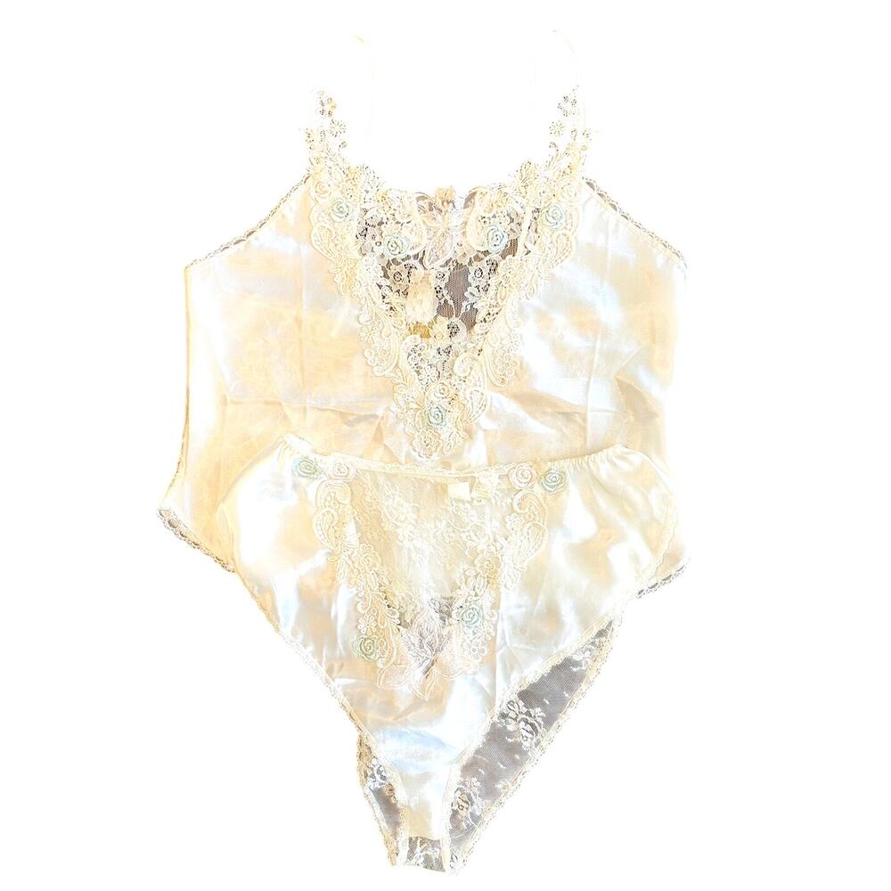 NWOT Vintage 90's Victoria's Secret Ivory Floral Lace Cami & Panty Set Size M